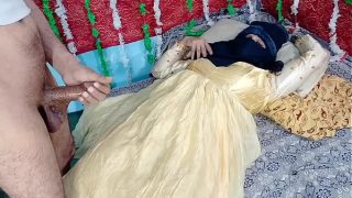 Gadis India berbusana kuning dipeluk keras oleh pria berpenis besar dalam adegan panas di XVideos