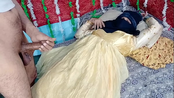 Gadis India berbusana kuning dipeluk keras oleh pria berpenis besar dalam adegan panas di XVideos
