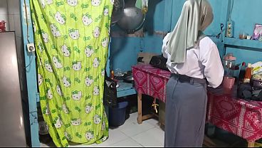 Menggoda adik ipar di dapur, sebelum berangkat sekolah