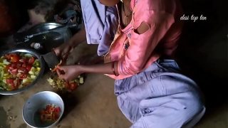 Istri terbaik bikin makanan di dapur sambil beraksi panas, bercinta di meja dapur