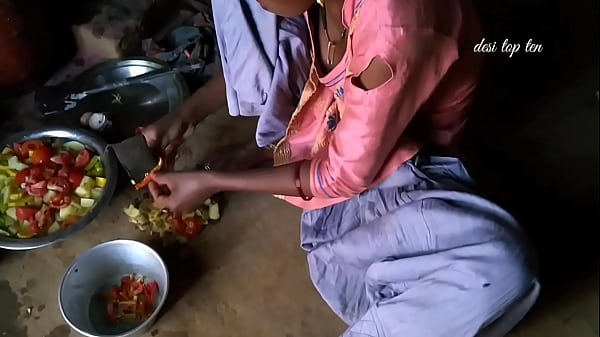 Istri terbaik bikin makanan di dapur sambil beraksi panas, bercinta di meja dapur