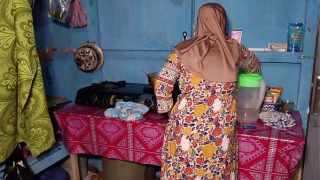 Menggoda istri temanku yang sedang sibuk di dapur