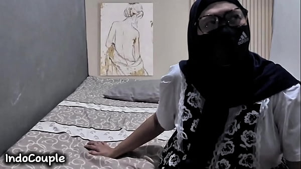 Istri bahenol Indonesia tengah asyik bercinta anal dengan kekasih gelapnya