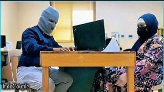 Istri berhijab yang nakal menggoyang memeknya dengan vibrator bersama selingkuh dari kantor