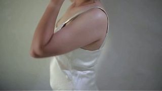 Gadis India Menggoda Diri dalam Gaun Satin Sutra yang Menggoda