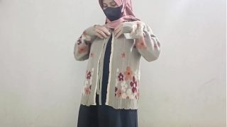 Gadis berhijab menggoda diri dengan mentimun yang menggairahkan