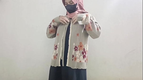 Gadis berhijab menggoda diri dengan mentimun yang menggairahkan