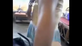 Pelayan India melayani majikan rumahnya dengan penuh gairah