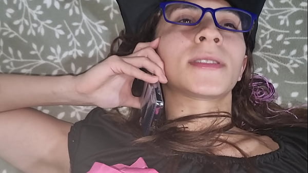 HERMANASTRA SE VISTE DE BRUJA Y SU HERMANASTRO SE CORRE EN SU BOCA