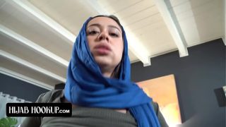 Gadis Arab Nakal Mengisap Kontol Kakak Tiri Demi Menjaga Rahasia dari Orang Tua yang Tegas