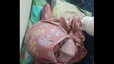 Tante Riani melahap kontol dengan penuh nafsu dan merasakan kenikmatan yang tak terlupakan