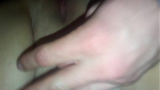 Penis kerasku menembus dalam-dalam ke liang memek istriku