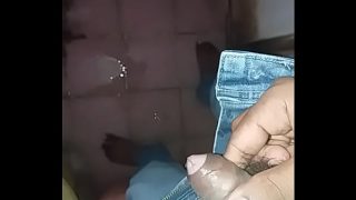 Desi pria memancurkan air seni dengan nikmat