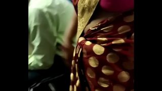 Mata-mata ibu Desi yang menggoda