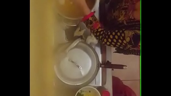 Tante Desi yang Menggoda dengan Belahan Dadanya yang Menggairahkan
