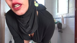 MILF biseksual Turki mengencingi dari celah berbulu lebatnya