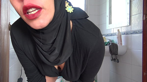 MILF biseksual Turki mengencingi dari celah berbulu lebatnya