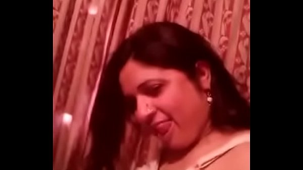 Gadis India yang Menggoda dengan Lekuk Tubuh yang Memabukkan