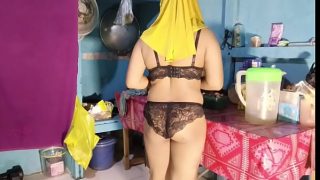 Mertua Tua Menggoda di Dapur Hanya dengan Bikini