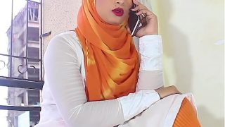 Salma, gadis muslim nakal, mengoceh kotor dalam bahasa Hindi saat bercinta dengan teman