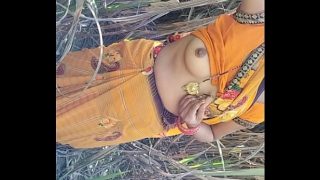 Bidadari Desa India Mengencingi Alam Terbuka dengan Penuh Gairah