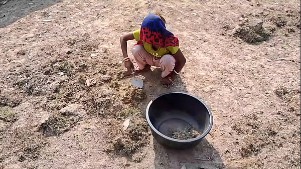 Istri seksi gue lagi kerja di sawah, udah ngebet banget pengen ngentot. Dia bilang, “Ngentotnya di rumah aja, jangan di luar.”
