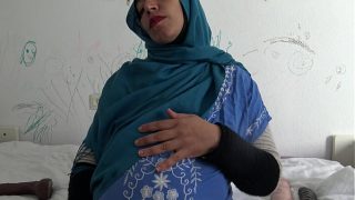 Istri Arab Aljazair yang panas dan nakal, tinggal di Prancis dan suka dikuntit