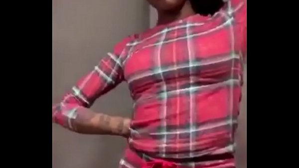Asian Doll menggoyangkan pantat montoknya yang menggoda di Instagram Live sambil menyanyikan lagu barunya, dengan gerakan mulut yang memikat