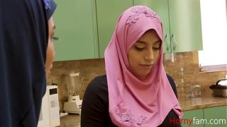 Putri Tiri Berkerudung Naik Kontol Batu Putih Ayah – Ella Knox