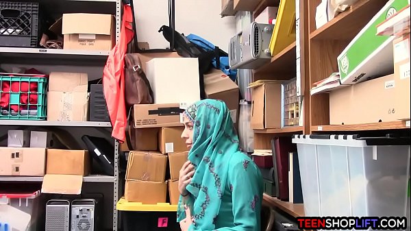 Gadis Arab pencuri ditangkap dan digituin habis-habisan sama satpam