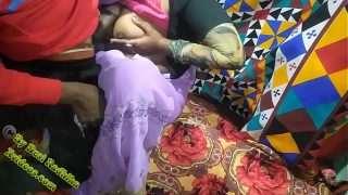Desi Bhabhi Digoda di Ranjang oleh Kekasihnya dengan Suara Hindi yang Menggoda