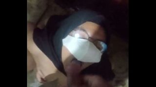 Gadis Indonesia Beraksi di Kamar Mandi Sambil Meneguk Cairan Intim