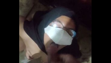 Gadis Indonesia Beraksi di Kamar Mandi Sambil Meneguk Cairan Intim