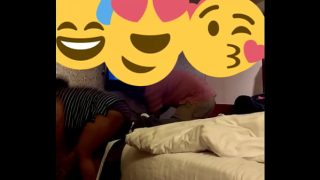 Istri Desi menggoda tukang kabel dengan godaan panas