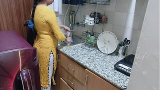 Aku Menemukan Ibu Tiriku yang Lagi Horny di Dapur – Film Panas Hindi