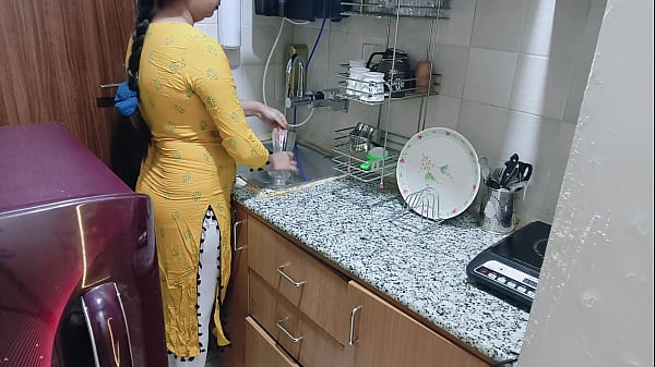 Aku Menemukan Ibu Tiriku yang Lagi Horny di Dapur – Film Panas Hindi