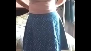 Mariska merintih kesenangan sambil mengocok memeknya sendiri