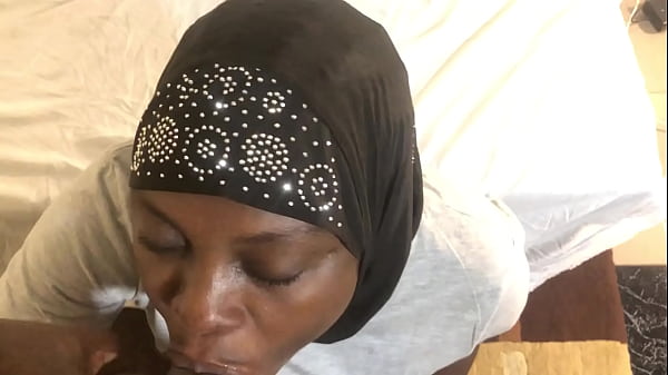 Gadis berjilbab yang rakus menenggak sperma