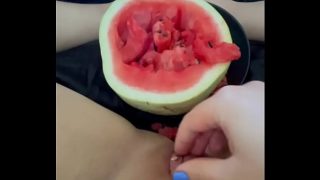 SEMANGAT BUAH SEMANGKA GANDAKAN KEPUASAN WANITA – VIDEO PANJANG ARAB TERBARU 2025 – AMATIR SAUDI PALING HOT – PUTIH SALJU ARAB GILA MASTURBASI – FETISH MAKANAN EKSTREM – BUAH DALAM MEMEK SEMPIT GADIS REM