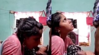 Adik jalang membuka kemaluannya untuk kakak dalam adegan panas ala desi