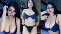 BabyFe Berkacamata dengan Payudara Besar dan Seksi