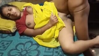 Bibi Desa Nikmati Malam Panas dengan Keponakan Ganteng