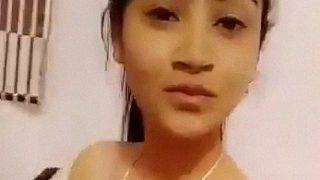 Gadis desi telanjang dengan filter nakal yang menggoda