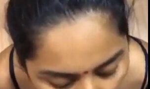 Gadis India menggoda dengan mulut panasnya dalam adegan blowjob yang memikat