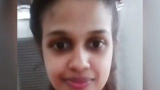 Gadis Mallu dari Kottayam berpose telanjang untuk foto selfie yang panas