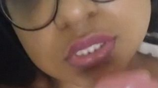 Gadis NRI menggoda diri sendiri dengan dildo dalam foto panas