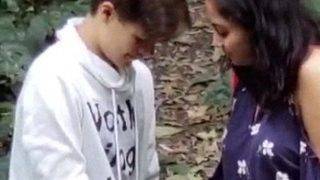 Gadis NRI menggoyang kontol pacarnya dengan nafsu