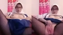 Gadis Remaja Berjilbab Main Jari di Kamar Mandi