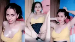 Menggoyangkan Bokongnya dengan Gaya yang Menggoda