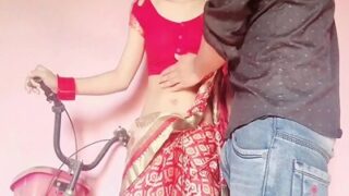Pria menggila-gilai memek basah pembantu India seksi yang siap melayani
